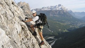 Eine Steilstufe der Ferrata Ettore Bovero - Blick auf Cortina d’Ampezzo und Sorapis