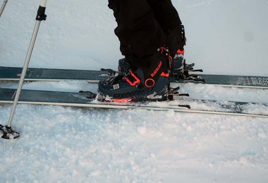 Der Dynafit Blacklight Schuh ist leicht und trotzdem sehr steif bei der Abfahrt.