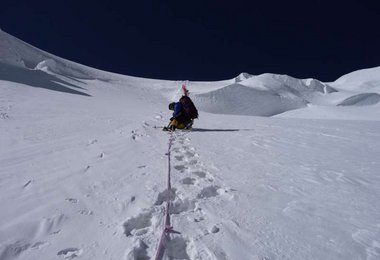 Clara beim Spuren am Beginn der NW Flanke zum 6440m Lager