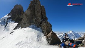 am Fieschersattel, im Hintergrund rechts das Aletschhorn und Matterhorn