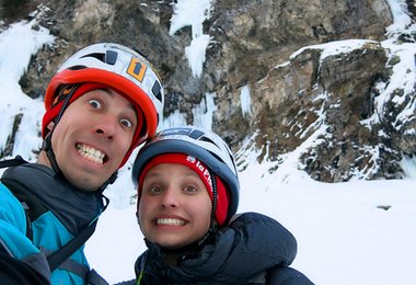 Lucie und Mirek unterhalb des Eisfalles.