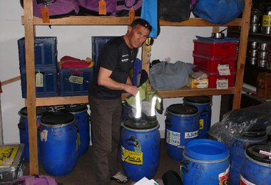 Letzte Vorbereitungs- und Packarbeiten im Store von AMICAL alpin © G.Kaltenbrunner