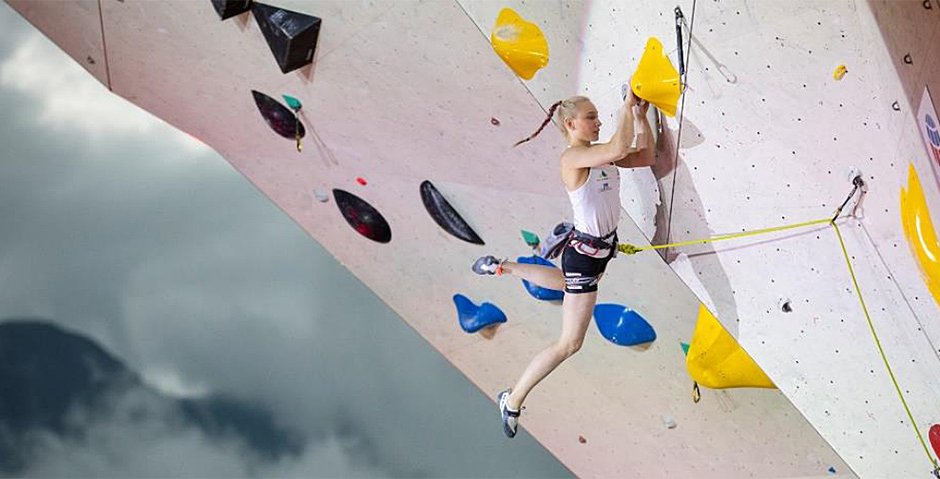 Sport climbing superstar Janja Garnbret an der Kunstwand in einem World Cup Bewerb © Foto: Zlu Haller