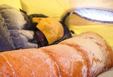 Auch Hiro bringt nichts aus der Ruhe - Gerlindes Füsse gut gekühlt