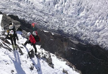 Gerlinde und Ralf zwischen Lager II und Lager III - 1600 Meter tiefer der Godwin Austen Gletscher. Foto: Daniel Bartsch