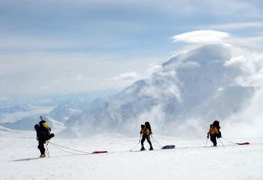 Mit Zugschlitten unterwegs auf der West Buttress. Im Hintergrund Mt. Foraker, 5186 m