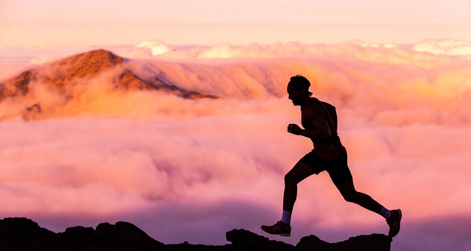 Höhentraining beim Bergsteigen (c)  Adobe Stock – Maridav