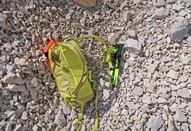 Rucksack (25 Liter), daneben die Dynafit Vertical Stöcke.