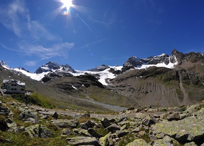 Von der Wiesbadener Hütte (links) geht es durch die spektakuläre Bergwelt über den Vermunt- und Ochsentalgletscher, in leichter Kletterei zum Gipfel des Piz Buin (3312 m). (Foto: TVB Paznaun-Ischgl)