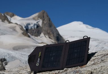 Solarpaneel zum Laden des Handys mit Hilfe von Sonnenenergie