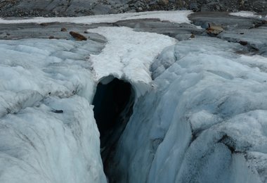 nur mehr schwach überdeckte Gletscherspalten, welche bereits bei geringer Belastung durch einen einzelnen Bergsteiger brechen können (Foto: Hubert Gogl)