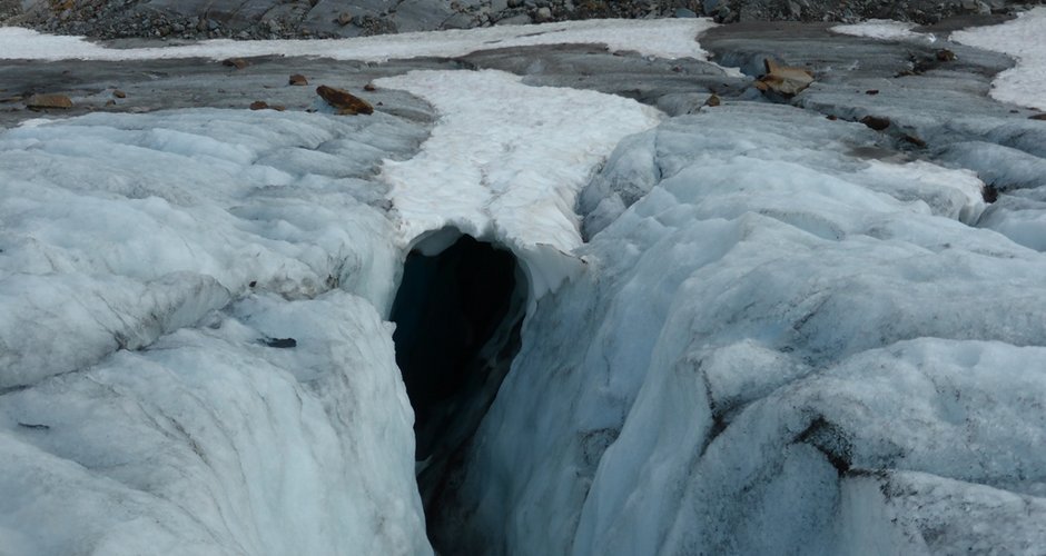 nur mehr schwach überdeckte Gletscherspalten, welche bereits bei geringer Belastung durch einen einzelnen Bergsteiger brechen können (Foto: Hubert Gogl)