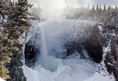Die gigantische Grotte von Helmcken Falls mit unzähligen Eiszapfen.