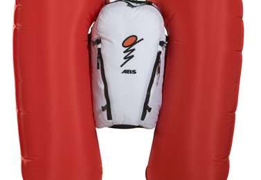 Der ABS-Lawinenrucksack, durch die beiden sich schnell öffnenden Ballone bleibt man an der Oberfläche.