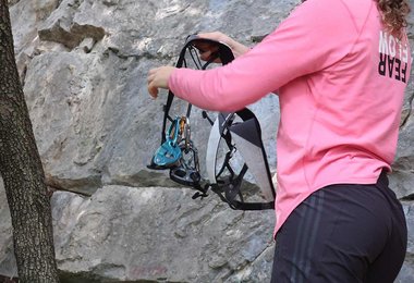 Beim Anziehen des  Salewa NXT Klettergurtes