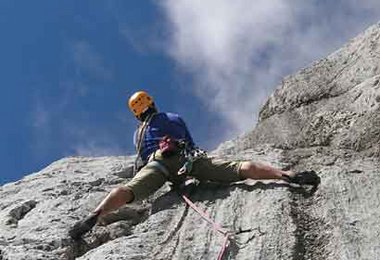 Luftige Kletterei, mit Sigibolts in weitern abständen gesichert – in der Route Don Juan an der Hochkönig-Südwand