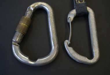 Umlenker mit "runder" Kante links und Expresskarabiner mit "scharfer" Kante rechts.