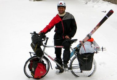 Christian Stangl am Beginn der langen Radtour im winterlichen Österreich