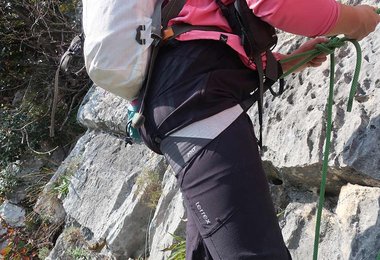 Auch beim Mehrseilllängen-Klettern hängt man mit dem  Salewa NXT Klettergurt gut am Standplatz.