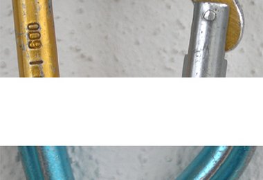 Der goldene Karabiner hing immer im Bohrhaken, durch den blauen lief das Seil (alle 14 Express sehen nach intensiver Verwendung so aus...)