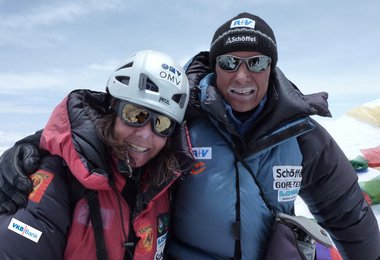 Gerlinde und Ralf freuen sich auf dem Gipfel des Lhotse
