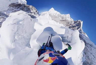 Andrzej Bargiel navigating through the Khumbu Icefall during his ski descent from the Mount Everest summit to Everest Base Camp on September 22, 2025. (c) Andrzej Bargiel / Red Bull Content Pool