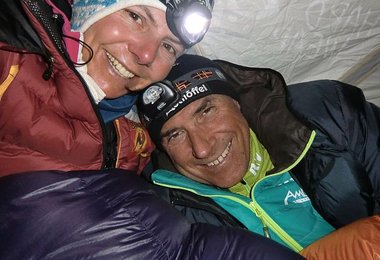 Freude über das windfeste Zelt © Ralf Dujmovits www.amical.de