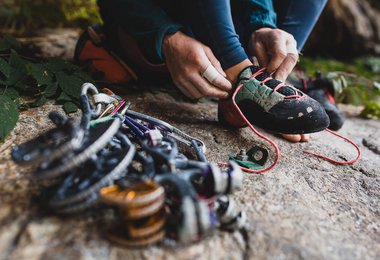 Barbara Zangerl bei den Vorbereitungen für die Route Greenspit (trad, 8b+) (c) Jacobo Larcher