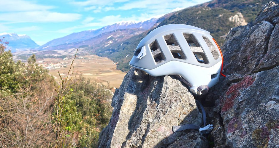Der Petzl Meteor Helm beim Ausstieg einer Klettertour in Arco.