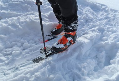 Beim Einsteigen in die Gara TR Titan muss man den Bügel mit dem Stock oder der Hand niederdrücken.