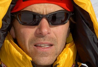 Gerfried Göschl steht auch auf dem Hauptgipfel (8027m)