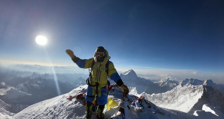  Luis Stitzinger 24.5.19 am Gipfel des Everest 8848 m, im Hintergrund Makalu (8485 m, mi.) und Lhotse (8516 m, re.).  Foto: Stitzinger  – goclimbamountain.de
