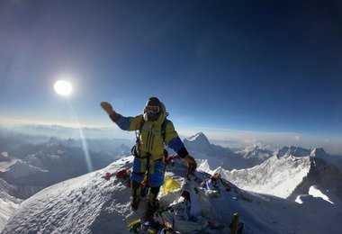  Luis Stitzinger 24.5.19 am Gipfel des Everest 8848 m, im Hintergrund Makalu (8485 m, mi.) und Lhotse (8516 m, re.).  Foto: Stitzinger  – goclimbamountain.de