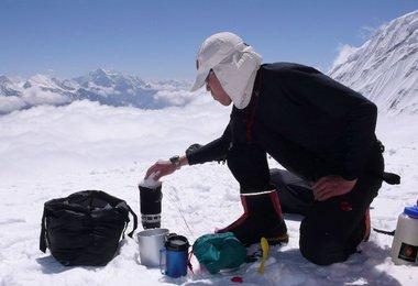 Hiro in der Mittagshitze beim Schneeschmelzen