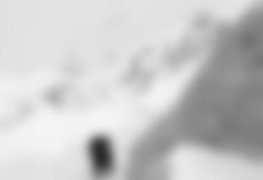 Josef Lunger im First Rock Band. Im Hintergrund verschwindet der Verbindungs-grat zu den beiden Kahiltna Peaks im Nebel