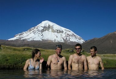die Thermalquellen im Sajama Nationalpark; hinter uns der Sajama 6.540m