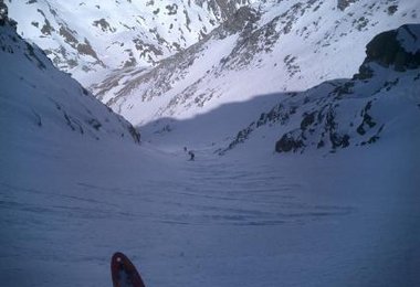 Abfahrt im "Rechten Rinnenarm" (50°) und dann weiter in der mittleren Rinne (45° - 47°)
