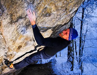 Toni Lamprecht im 8c+ Boulder in Kochel © B. Axhausen