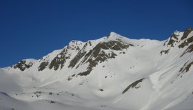 Die Nordostflanke mit der normalen Skiroute, auch eine tolle Abfahrt. Bei guten Verhältnissen bis zum Gipfel mit Ski, ansonsten Skidepot in der Scharte rechts unterhalb. Steigeisen und/oder Pickel sind nicht obligatorisch, aber empfehlenswert.