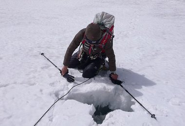Gerlinde begutachtet die Tiefe “ihrer” 2. Spalte © Ralf Dujmovits www.amical.de