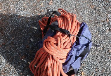 Die neue Seilbefestigung des Arcteryx Alpha FL 30 Rucksackes