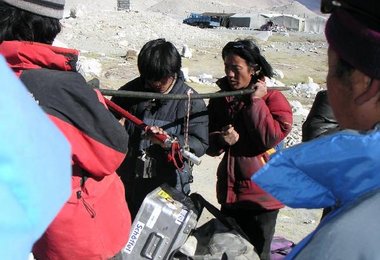 Abwiegen der Lasten fuer die Yaks