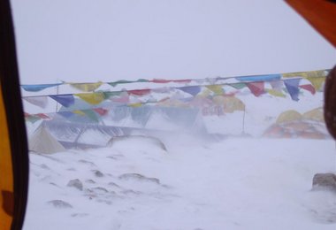 Zerfetztes zelt im Camp 1