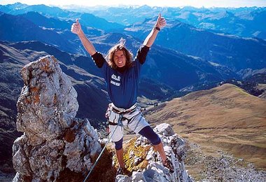 Stefan Glowacz schafft als erster die bis dato schwersten alpinen Sportklettereien rotpunkt: Des Kaisers neue Kleider, Sibergeier und End of Silence....