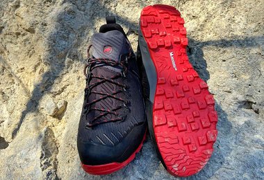 Links die Schnürung, welche weit nach vorne reicht und rechts die grobe Michelinsohle.