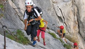 Plattenpassage - der Sentiero del Colodri (Klettersteig) ist bei Kinder sehr beliebt.