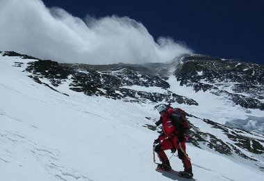 Gerlinde am Ausstieg zum Nordsattel - 7066 m  Foto: Hirotaka Takeuchi