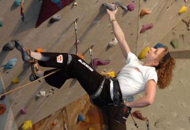Angela Eiter an der Kletterwand
