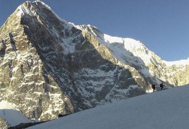 Zwischen unserem und letztjaehrigem Basislager - Eiger-Peak links