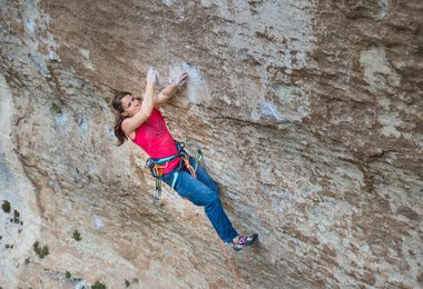 Anna Stoehr beim "Kreuzzug" in La Rose et le Vampire (8b) der Vergangenheit. (Fotos: Mammut; Rainer Eder)